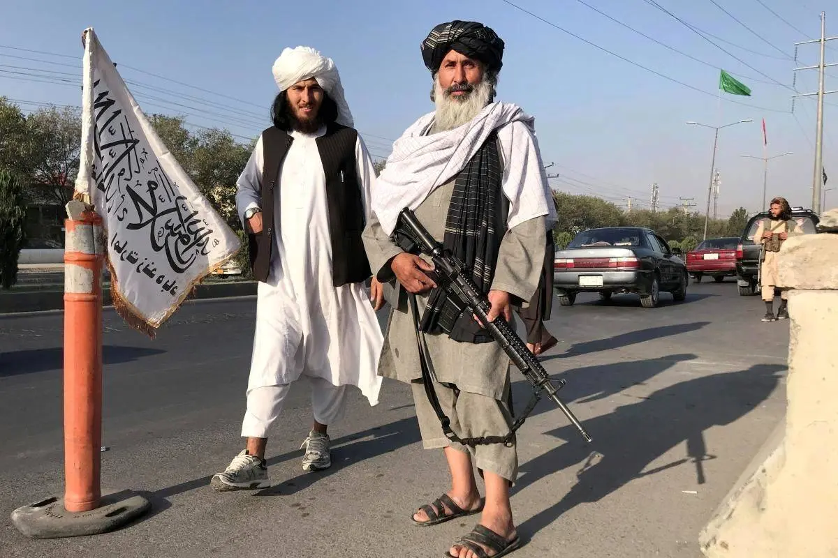 معشوقه سلاح به دست یک عضو طالبان + عکس