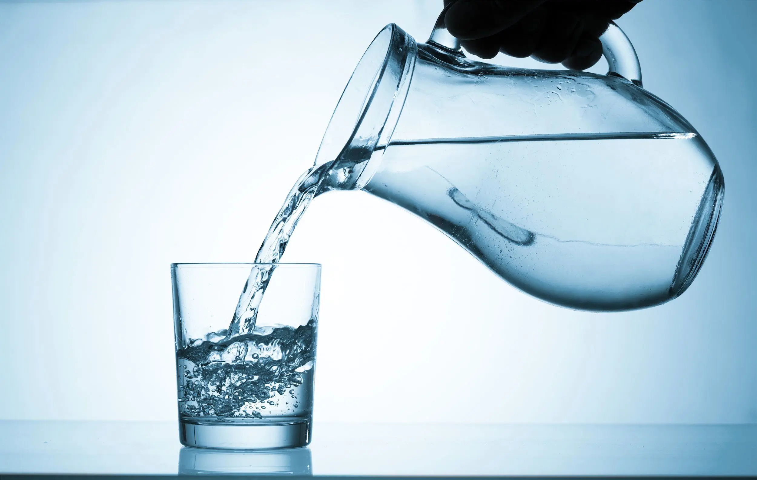 برای کاهش وزن با نوشیدن آب در طول روز چقدر آب بنوشیم؟