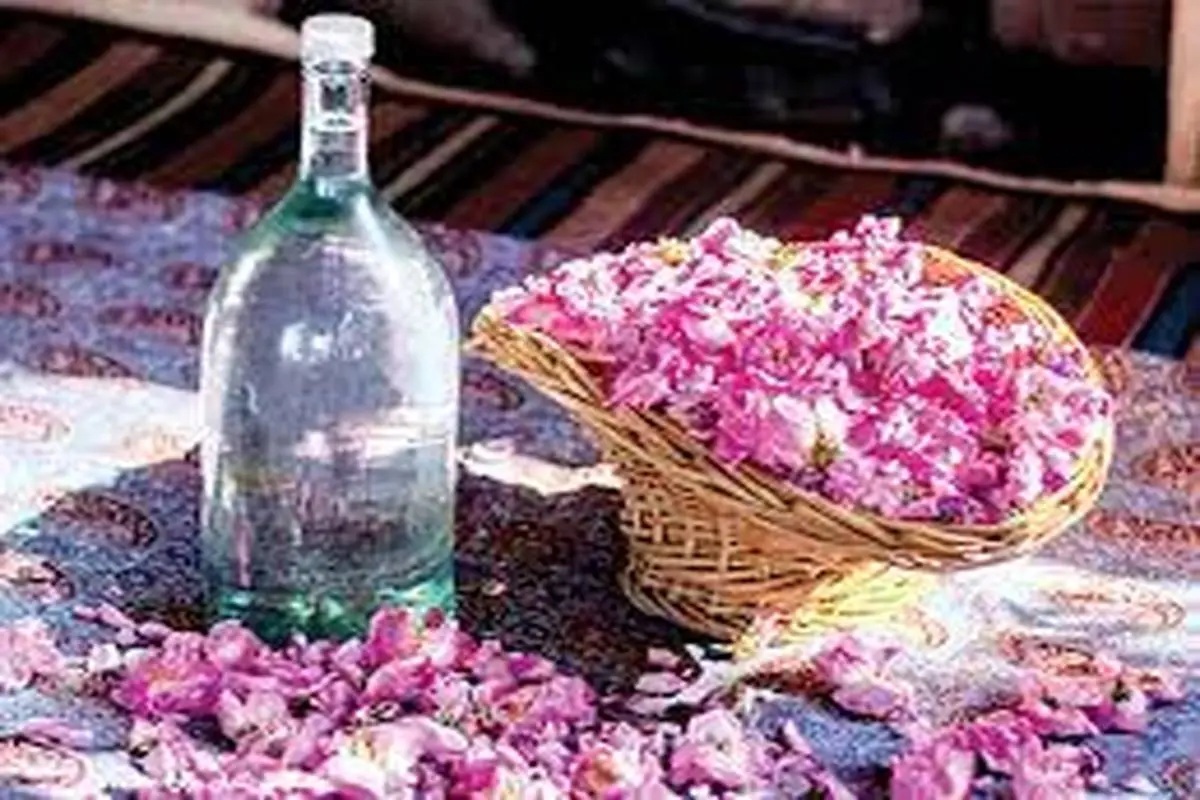 خاصیت نوشیدن گلاب در ماه رمضان