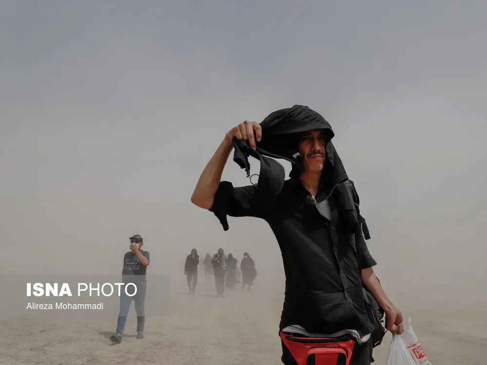 تصاویر| پیاده در غبار