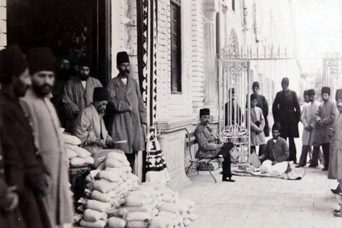 ژست جالب کارمندان ایرانی؛ ۱۰۰ سال قبل! + عکس