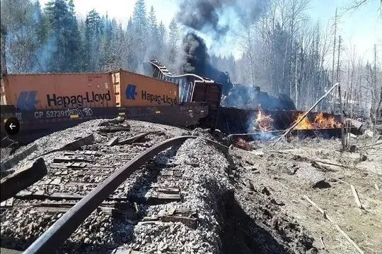 فیلم| خروج ۲۳ واگن یک قطار از ریل حامل خودرو در آمریکا