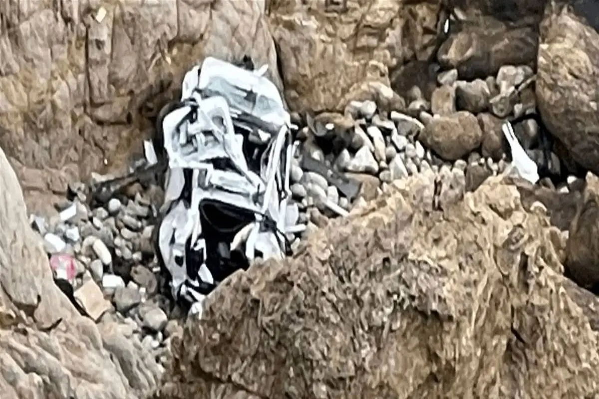 نجات معجزه آسا سرنشین‌های خودرو پس از سقوط از ارتفاع ۷۶ متری