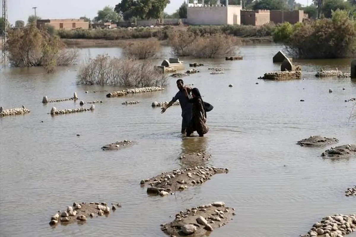 تصاویر| در پاکستان، قبرستان‌ها هم زیر آب رفتند!