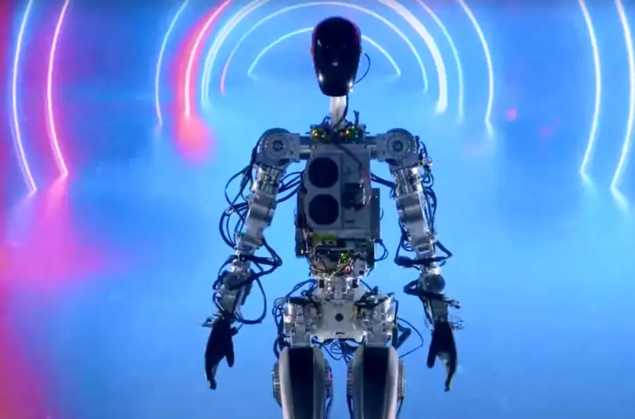 ایلان ماسک ربات های انسان نمای تسلا را از ماشین های آن موفق تر می داند + عکس