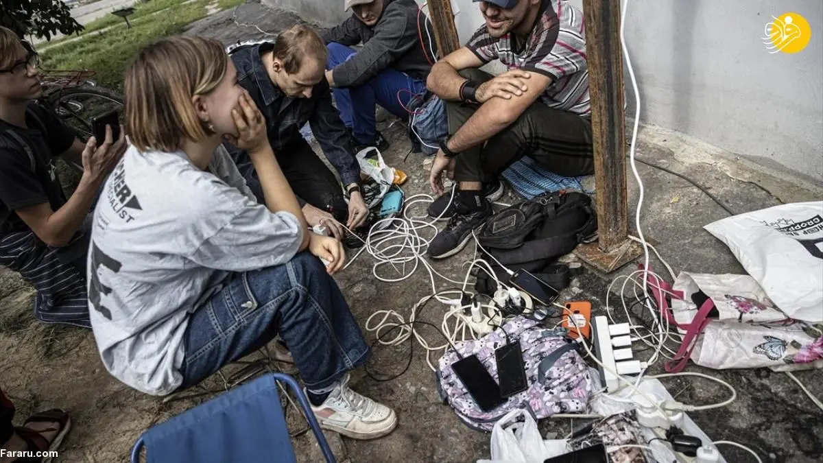 تصاویر| زندگی در ایزیوم اوکراین؛ آشپزی و شارژ موبایل در خیابان‌ها
