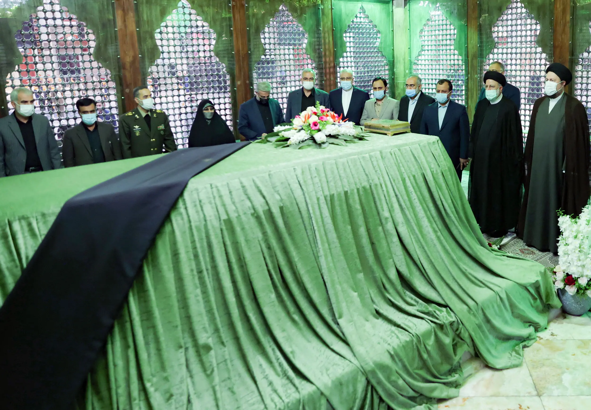 تصاویر| حضور رئیسی و اعضای هیأت دولت در حرم امام خمینی (ه)