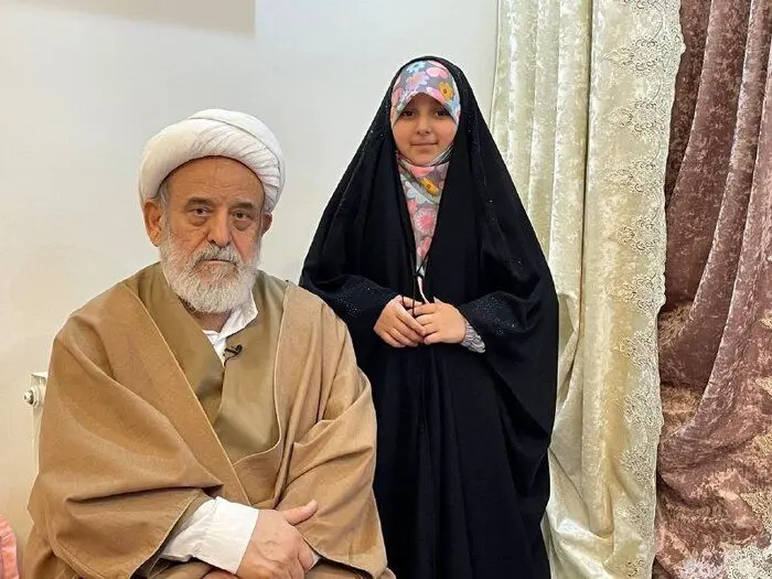 عکس | دیدار شیخ حسین انصاریان با خانواده شهید مدافع حرم