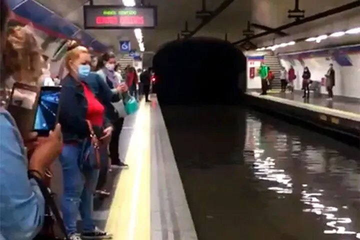 فیلم| غرق شدن متروی شهر مادرید به خاطر بارش شدید باران!