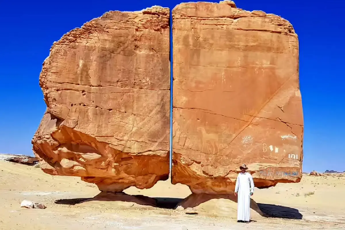 شکاف صاف و تعجب آور یک سنگ در عربستان! + عکس