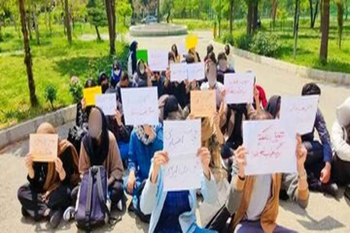 تجمع  دانشجویی در اعتراض به مقررات حجاب/ معاون فرهنگی دانشگاه:فقط 30نفر بودند