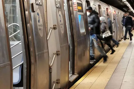 عکس | پخش زنده از واگن بانوان در مترو برای دیگران!