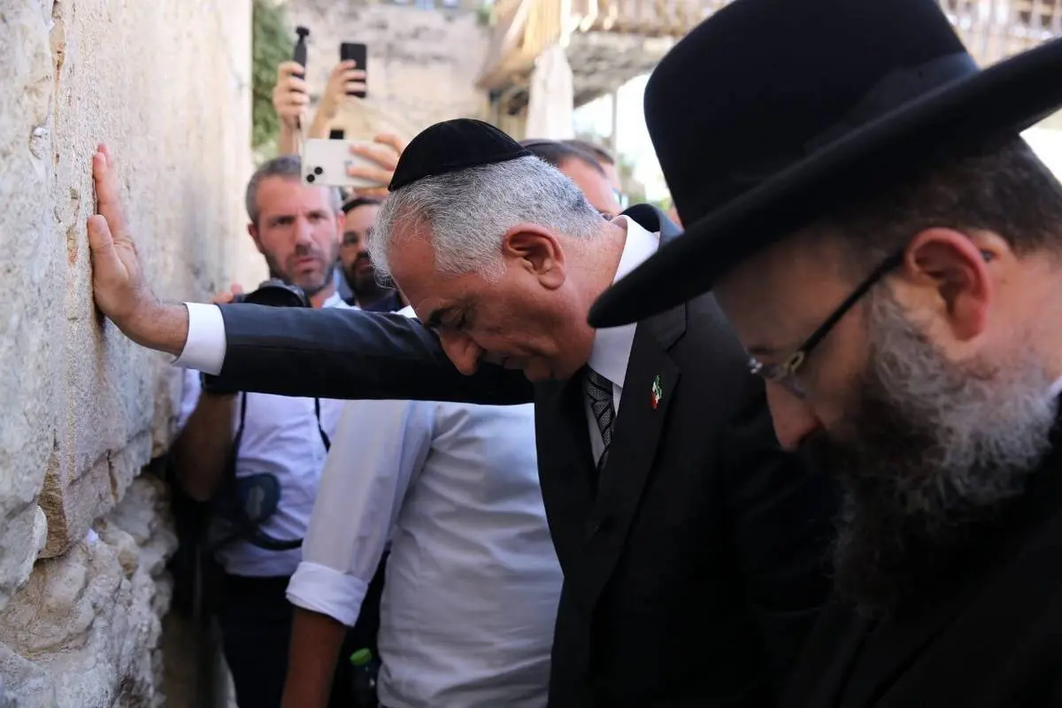 عکس| رضا پهلوی با کلاه یهودی‌ پای دیوار ندبه در اسرائیل