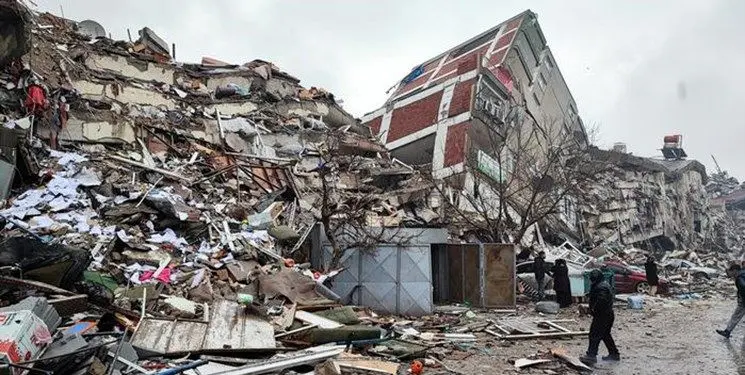 لحظه هولناک فروریختن یک ساختمان ۷ طبقه در ترکیه/ فیلم