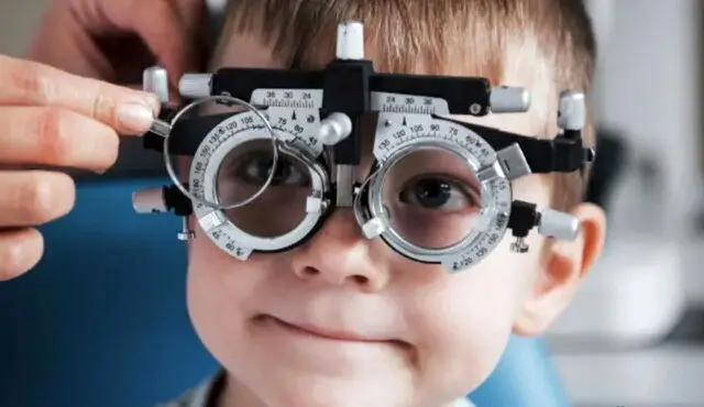 ۵۰۰ هزار تومان به عنوان کمک هزینه عینک به خانواده‌های نیازمند پرداخت می شود
