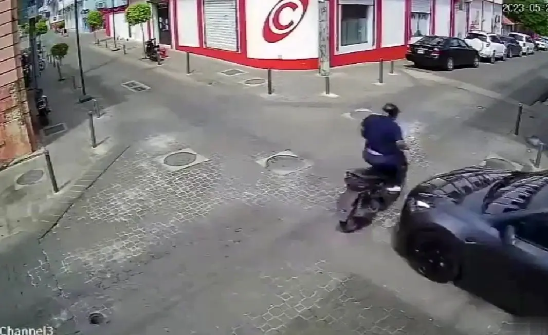 فیلم| تصادف شاسی‌بلند لوکس با موتورسوار چاق