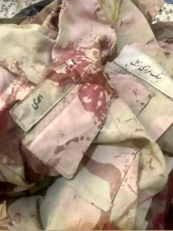 تصویری از لباس خون آلود سربازی که در نبرد با طالبان شهید شد