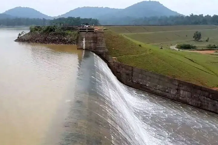 فیلم| اقدام عجیب یک مقام مسئول؛ خالی کردن آب سد برای پیداکردن موبایل!