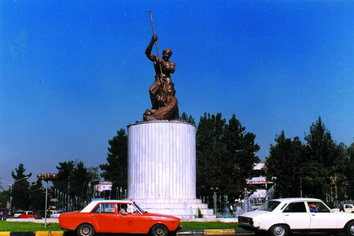 تنها مجسمه باقیمانده از پهلوی اول در این میدان است! + عکس