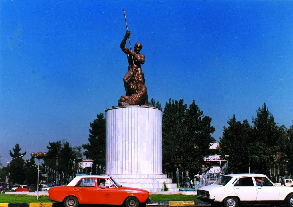 تنها مجسمه باقیمانده از پهلوی اول در این میدان است! + عکس