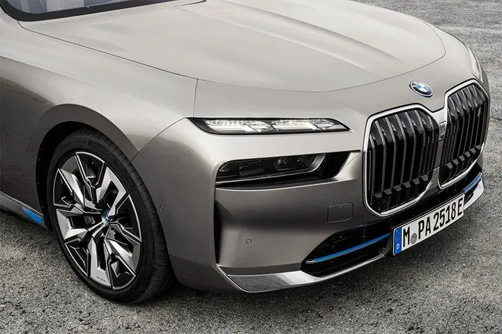 فیلم| ذوق‌زدگی یک بنگاه‌دار خودرو از دیدن امکانات اولین BMW سری 7 مدل 2023 در ایران