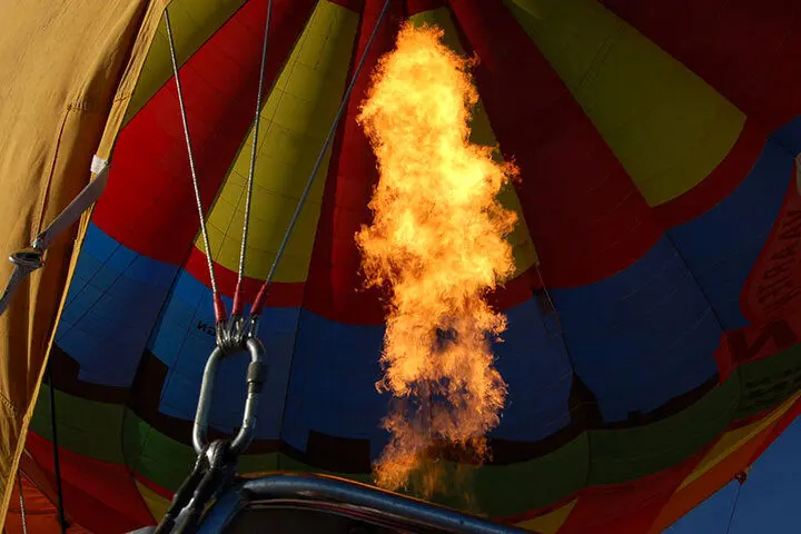 فیلم| آتش گرفتن یک بالون تفریحی در برزیل!