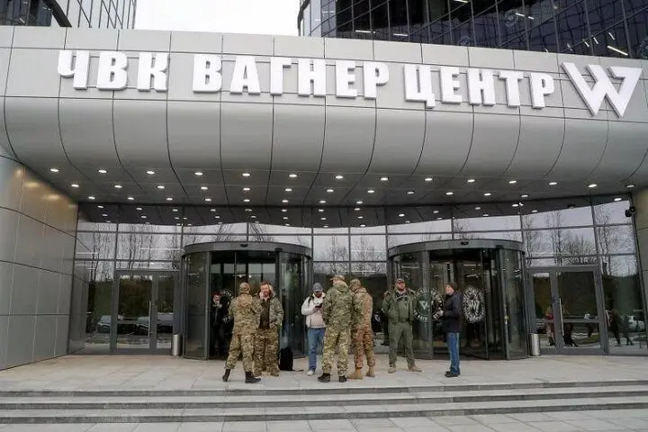 اولین تصاویر از ورود نیروهای امنیتی روسیه به مقر واگنر در سن‌پترزبورگ