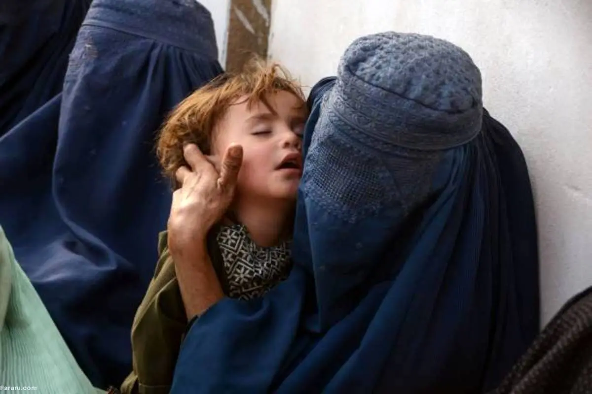 تصاویر/ افغان‌های گرسنه، در صف دریافت غذا