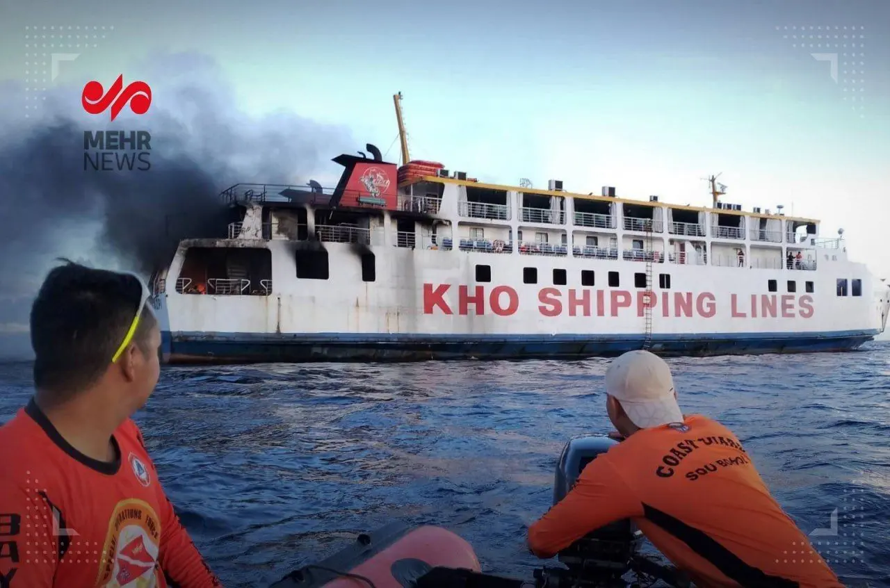 کشتی فیلیپینی با ۱۲۰ مسافر آتش گرفت + فیلم