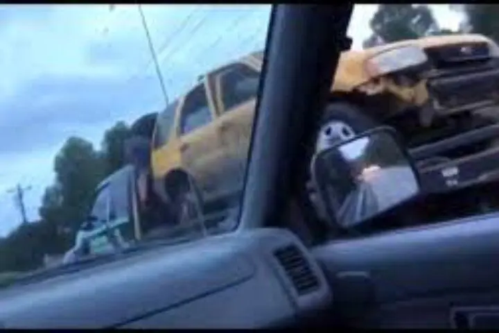 فیلم| لحظه سرقت یک وانت از روی خودروی یدک‌کش در راه پارکینگ پلیس!