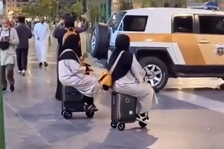 فیلم| چمدان‌ سواری دو زن در خیابان‌های دبی!