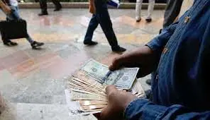 بازداشت دلالان دلار توسط پلیس در بازار