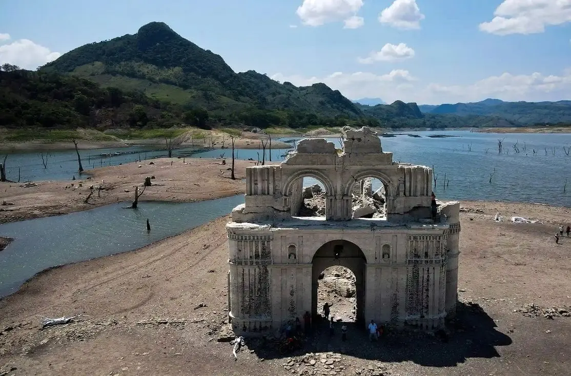 فیلم| کلیسای تاریخی در خلال موج گرما از آب بیرون آمد!