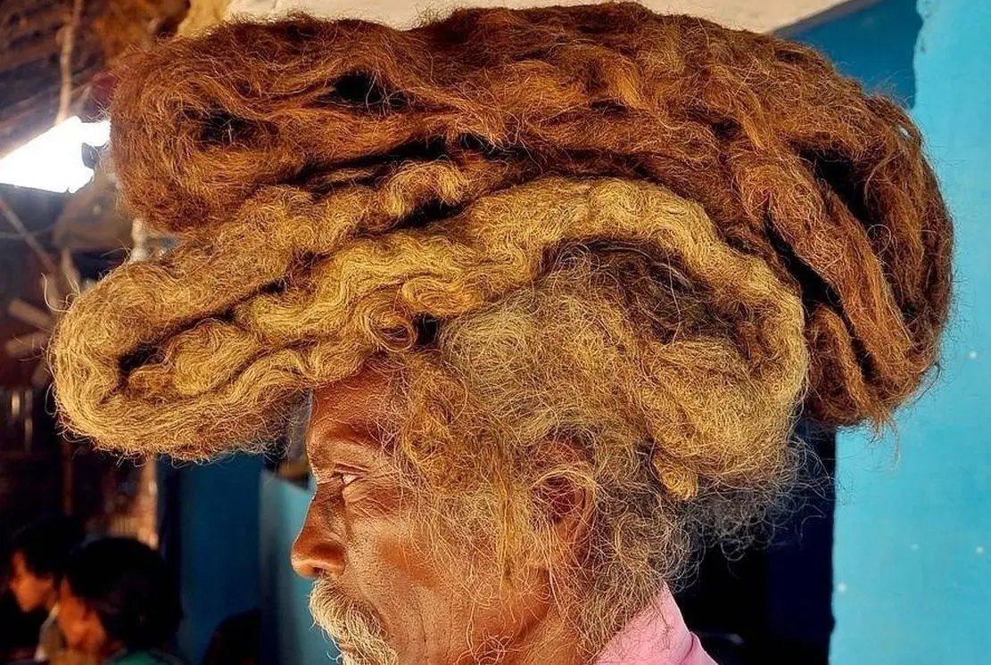مردی با مو‌های ۴.۵ متری که ۵۰ ساعت طول می‌کشد تا خشک شوند! +فیلم