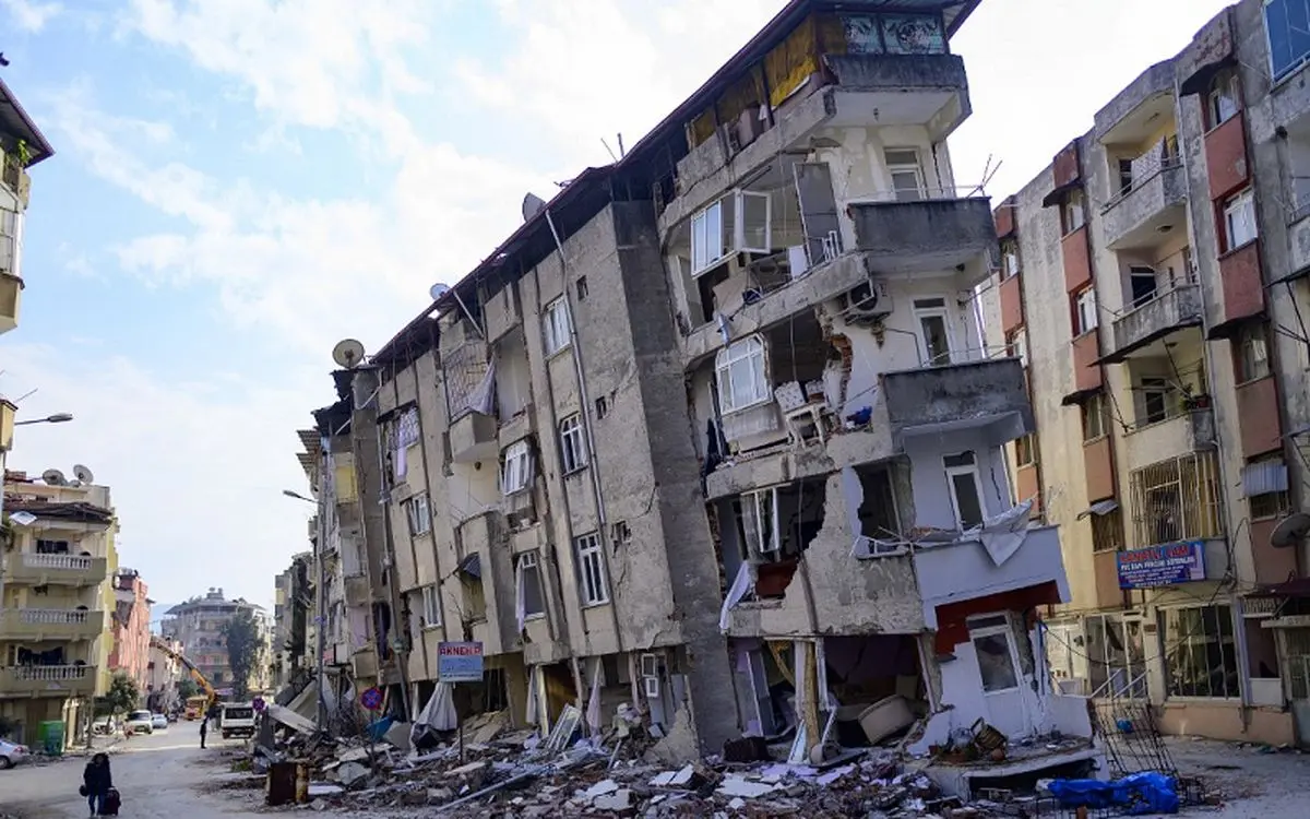 فیلم| حرکت شجاعانه پرستار‌های چینی در لحظه زلزله