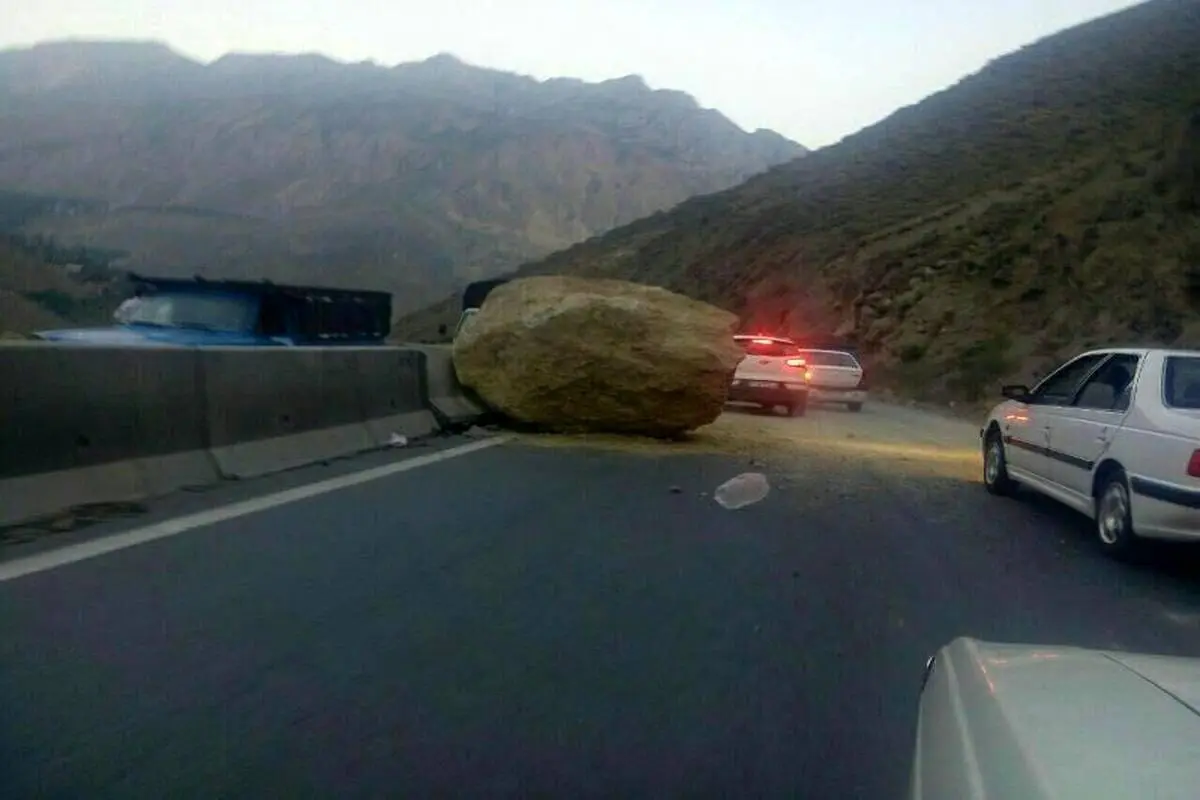 هشدار درمورد خطر سقوط سنگ در جاده چالوس