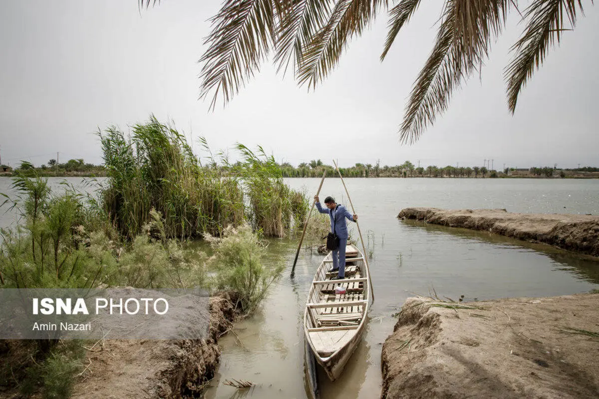 معلم خوزستانی که با قایق به مدرسه می‌رود! + تصاویر