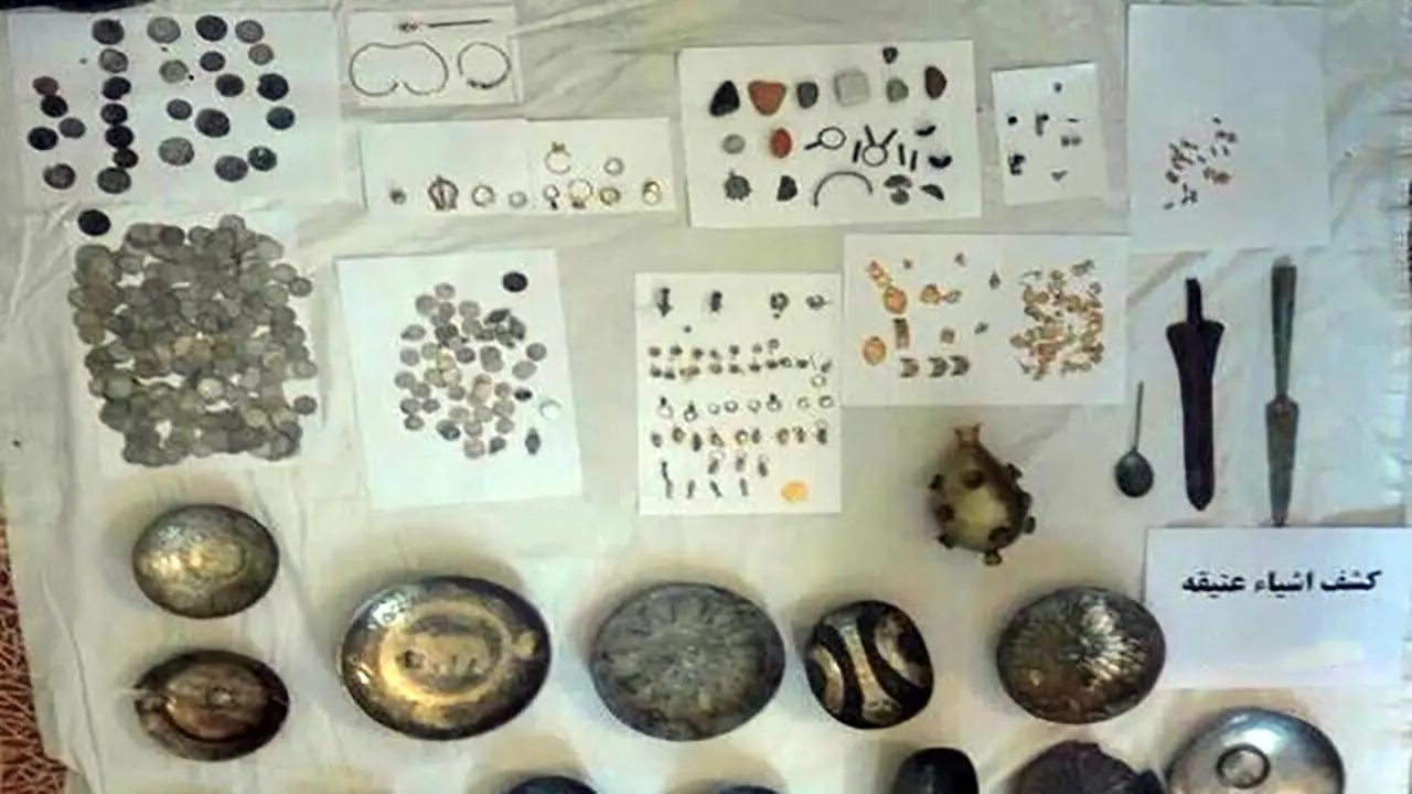 فیلم| کشف آثار باستانی از قاچاقچیان در فرودگاه امام خمینی(ره)