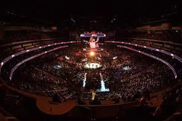 فیلم| سقوط وحشتناک جایگاه تماشاگران در مسابقات UFC کانادا