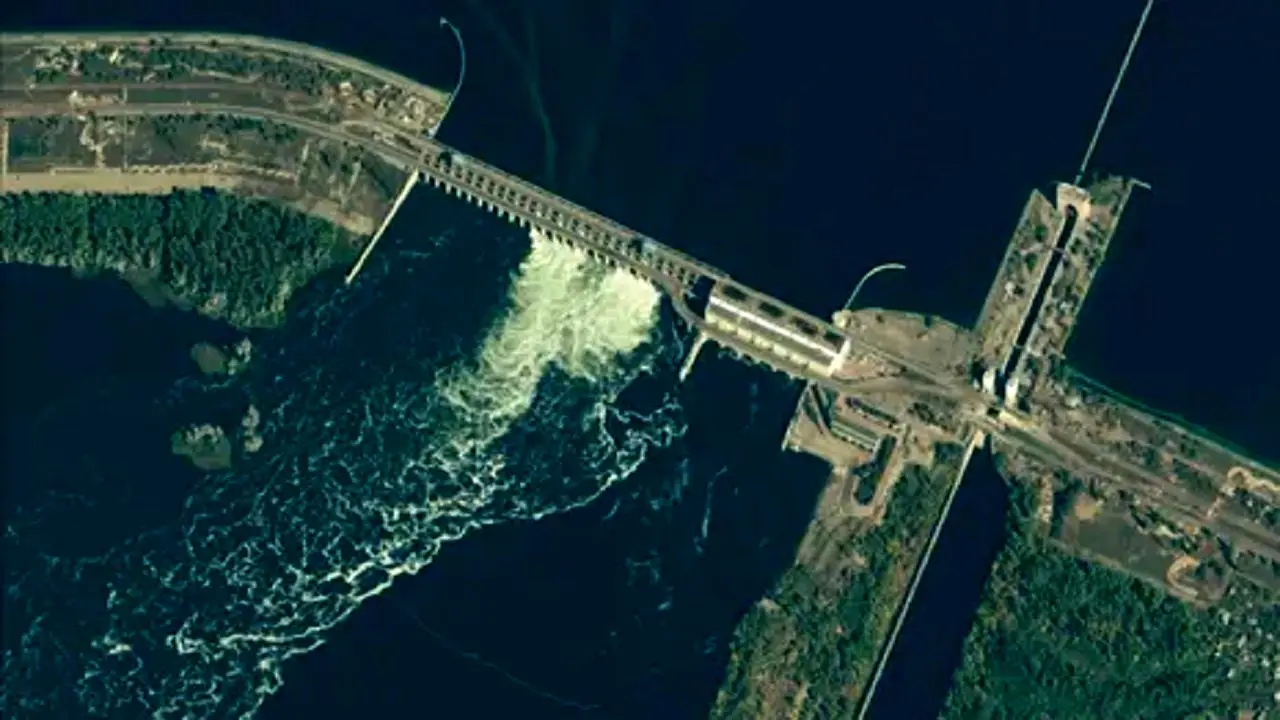 فیلم| منفجر شدن یک سد بزرگ برق آبی در اوکراین