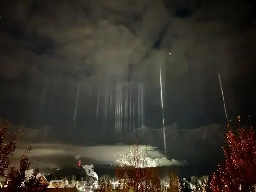 عکس/ نور عجیب در آسمان کانادا؛ پای آدم فضایی ها در میان است؟
