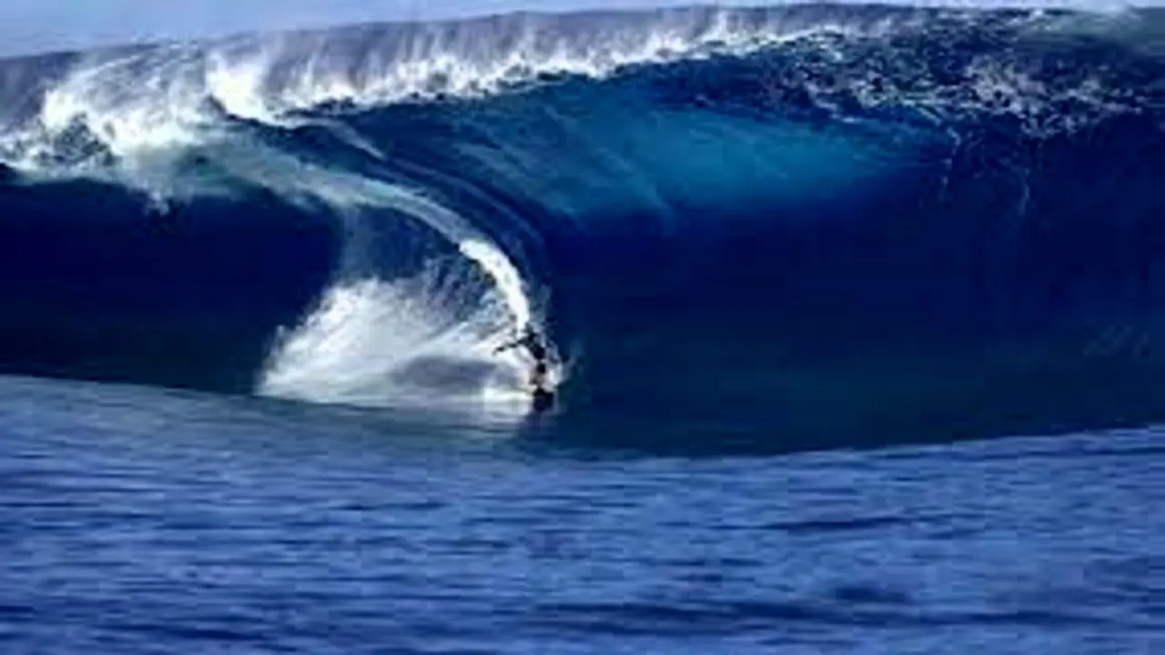 فیلم| تصویربرداری از داخل موجی بزرگ