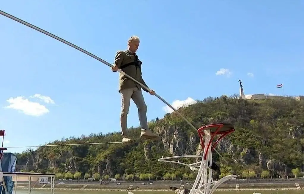 فیلم| هنرنمایی بندباز مجارستانی بر فراز رود دانوب