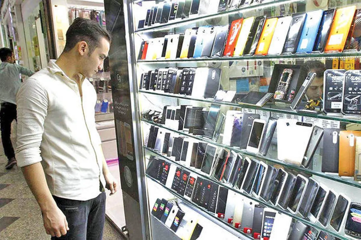 برخورد شدید با گران‌فروشان تلفن همراه/ تخلفات در حال بررسی است


