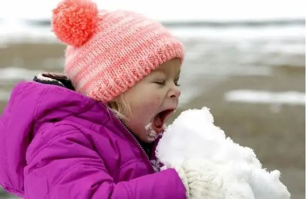 هنگام برف بازی لباس مناسب بپوشید، اما برف را نخورید!