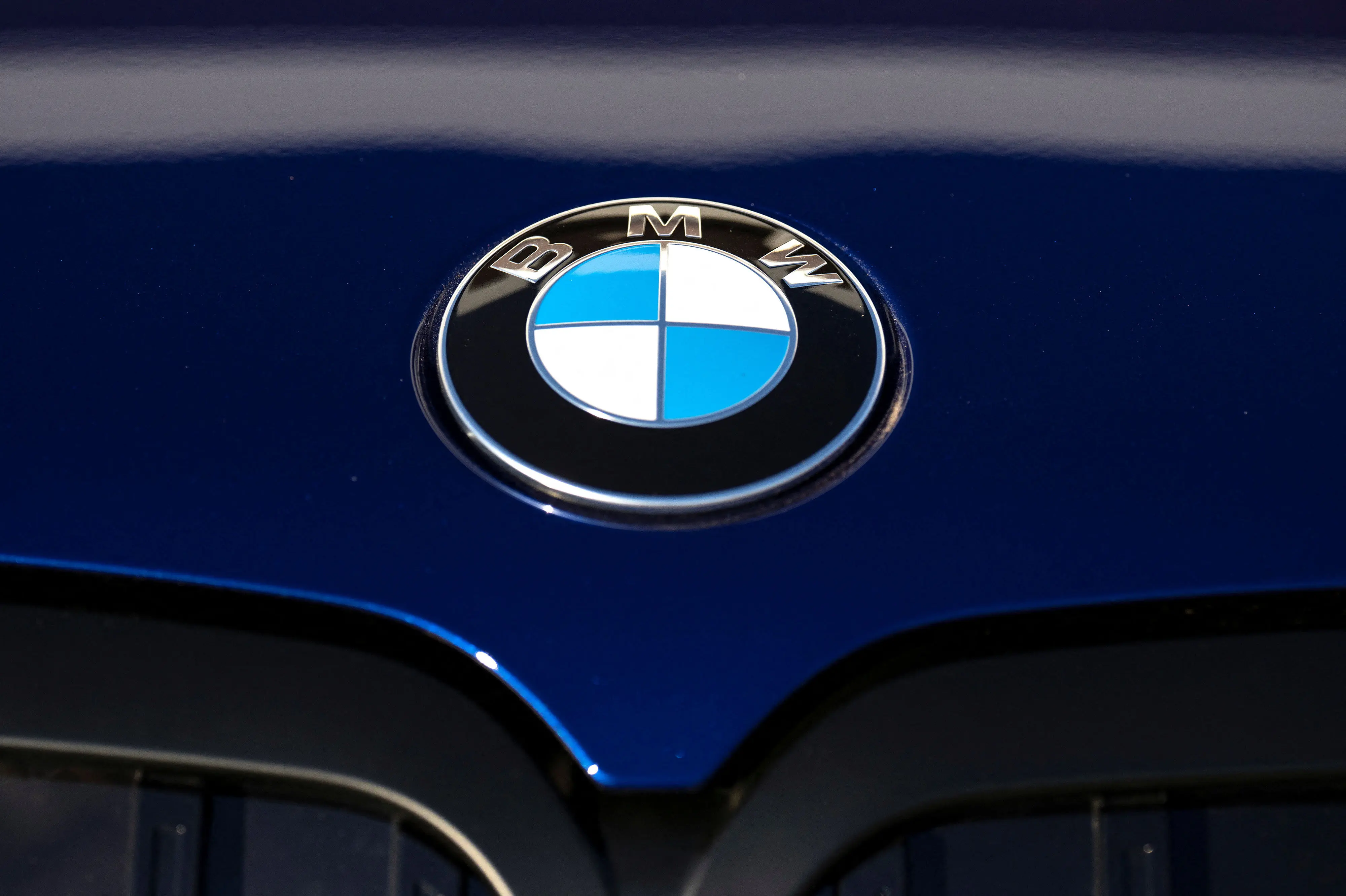 فیلم|  یک درس فراموش‌نشدنی؛ تبریک زیبای BMW به مدیرعامل مرسدس بنز پس از بازنشستگی!