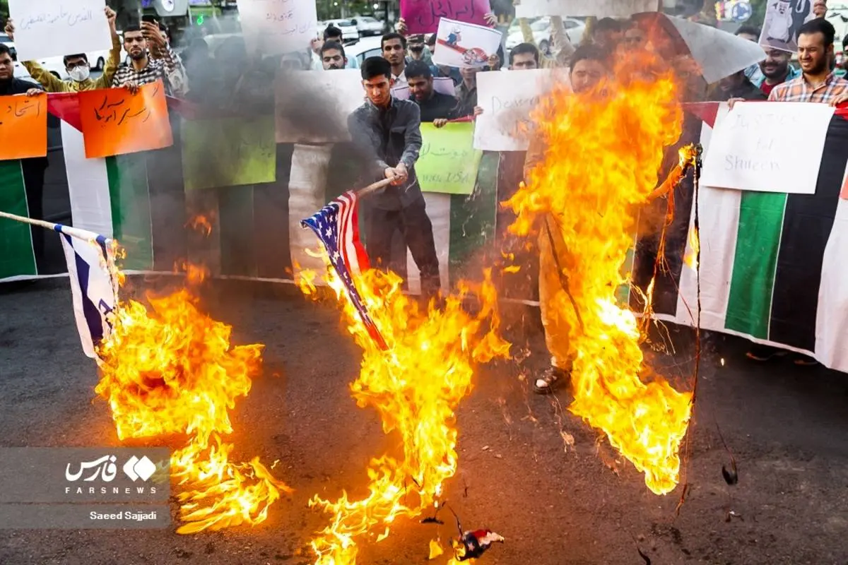تصاویر| تجمع دانشجویان علیه بایدن و آتش زدن پرچم آمریکا