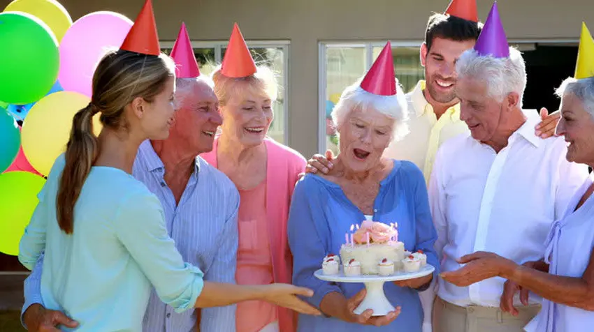 برگزاری جشن تولد برای سالمندان به سلامت روان آن‌ها چه کمکی می کند؟