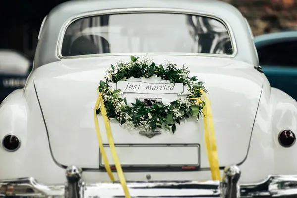 عکس | اولین ماشین عروس دنیا همراه با عروس و دامادش 