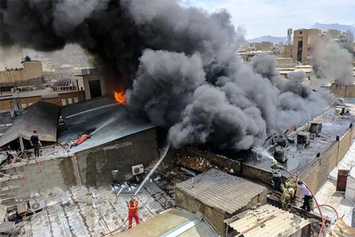 فیلم| ریزش ناگهانی یک ساختمان در اثر آتش سوزی در اعتراضات فرانسه!